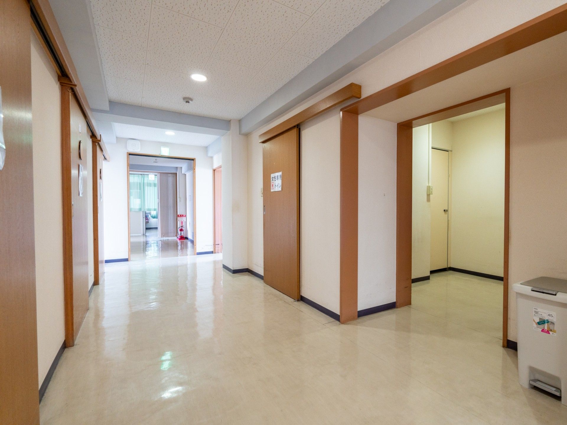 明るく広々とした廊下