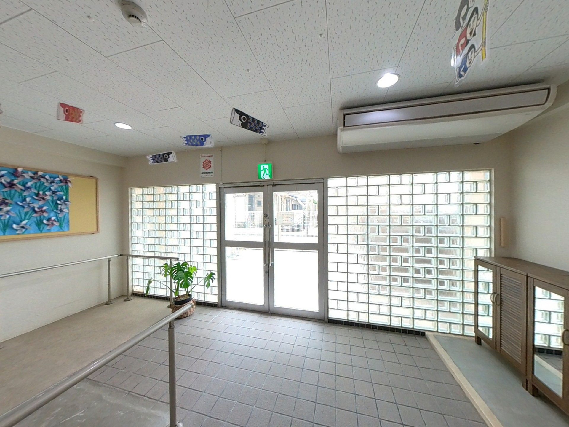 明るいエントランスホール