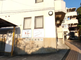 明るい住宅街の角地