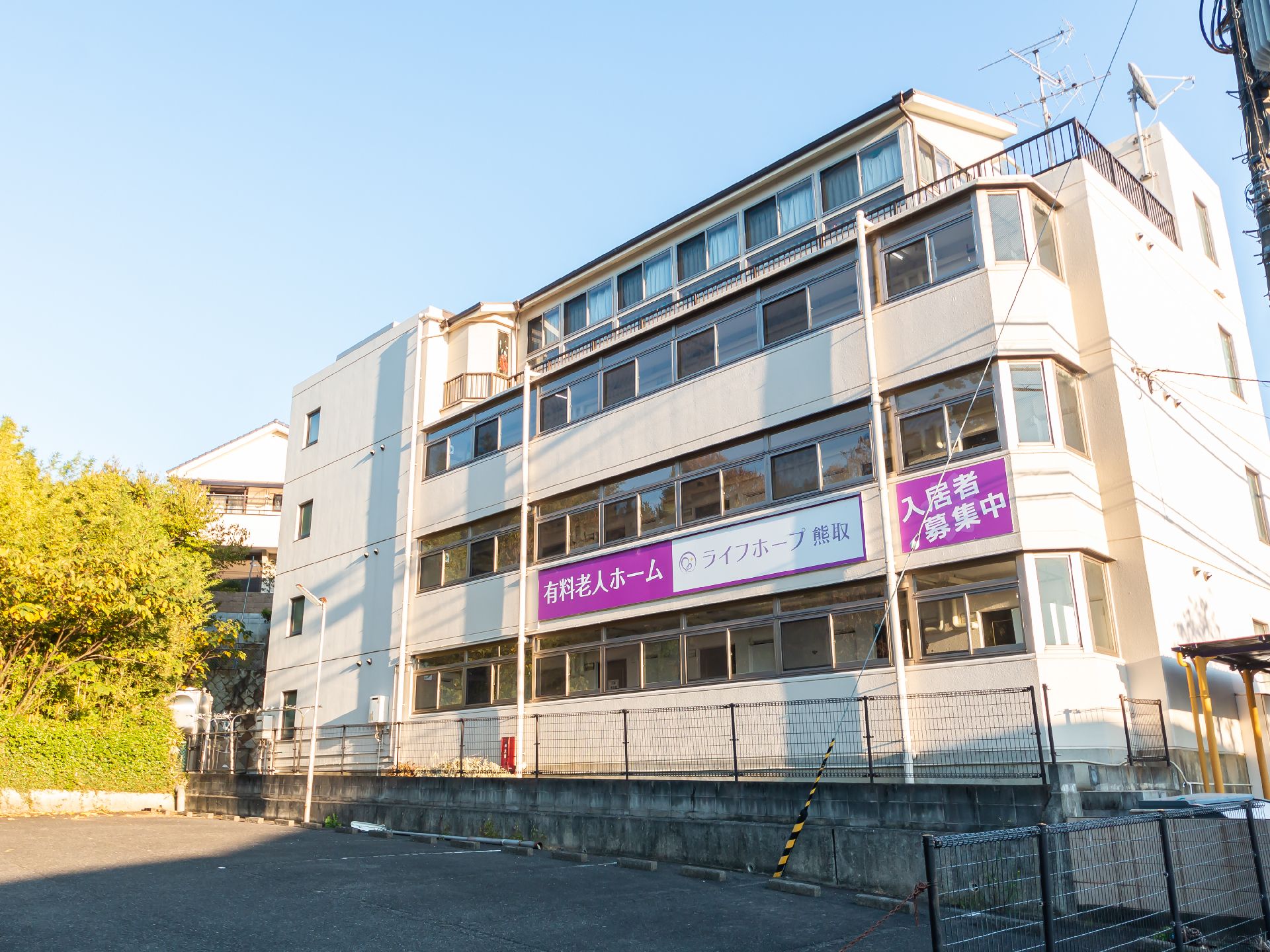 入居者募集中の看板が取り付けられている外観