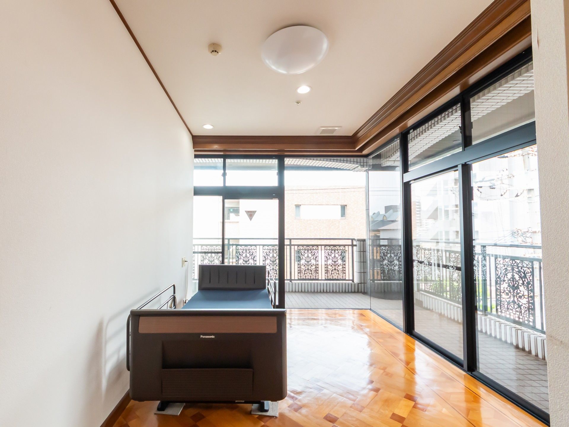 大きな窓のある個室