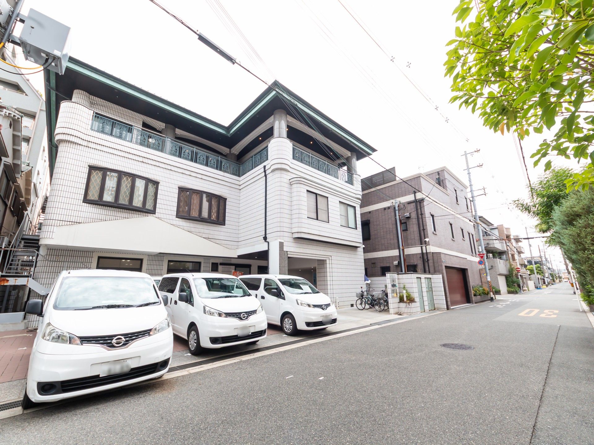 白い建物の外観