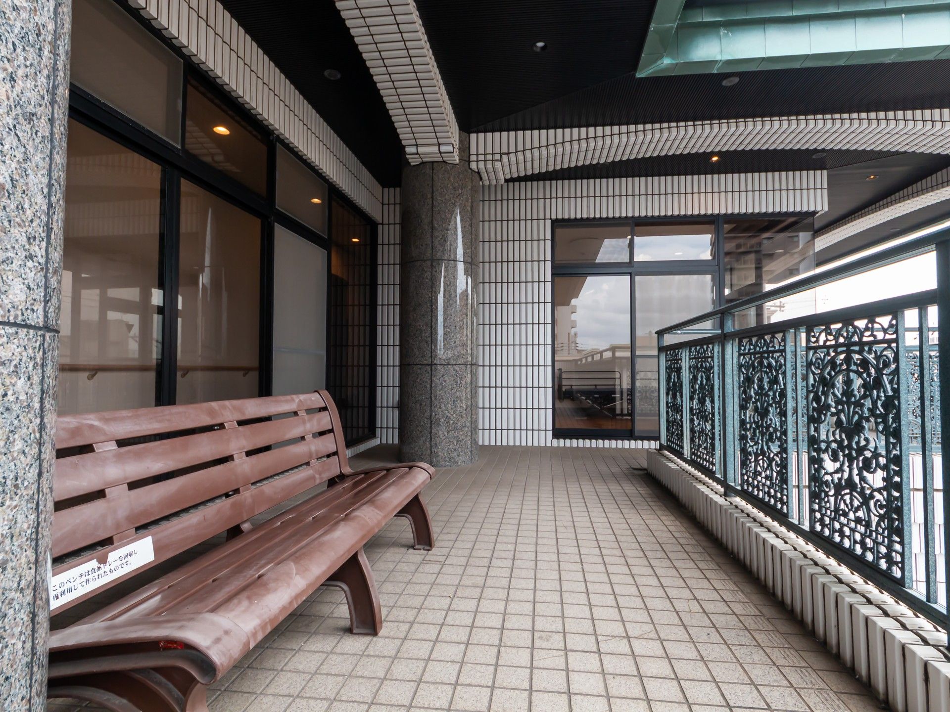 ベンチのあるバルコニー