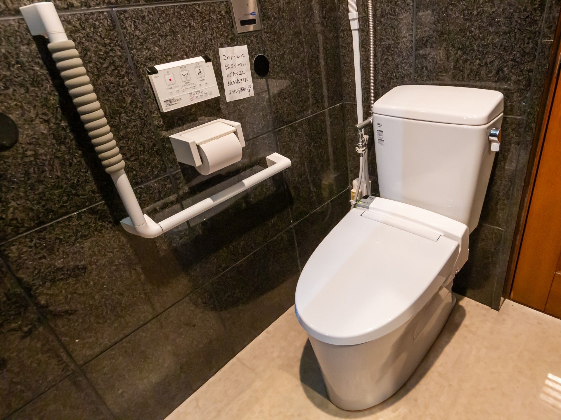 手すり付きのトイレ