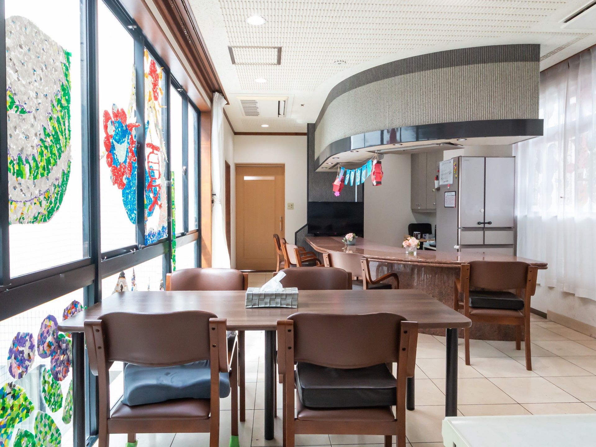 明るい窓辺のテーブル