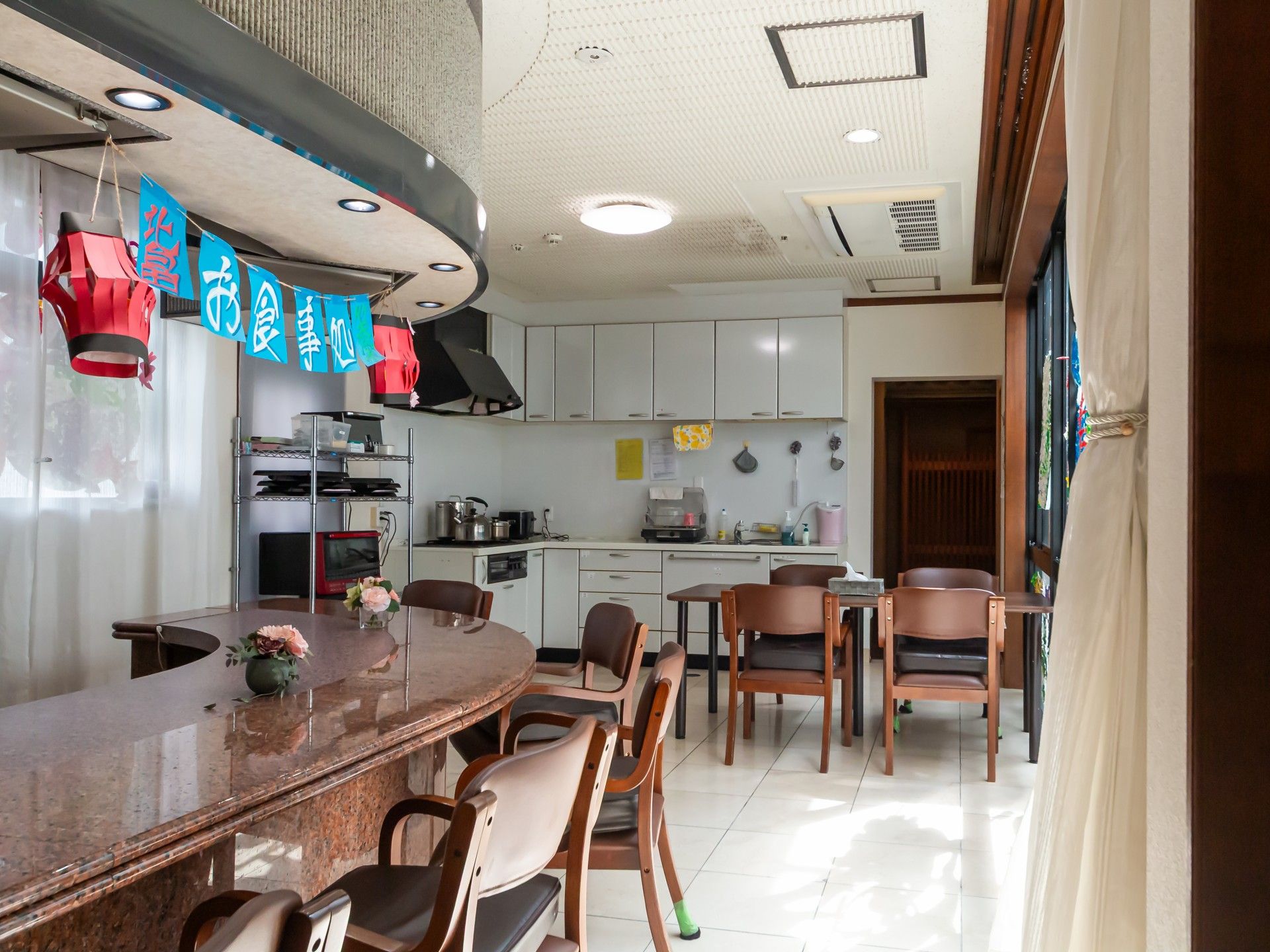 明るいキッチンと食事スペース