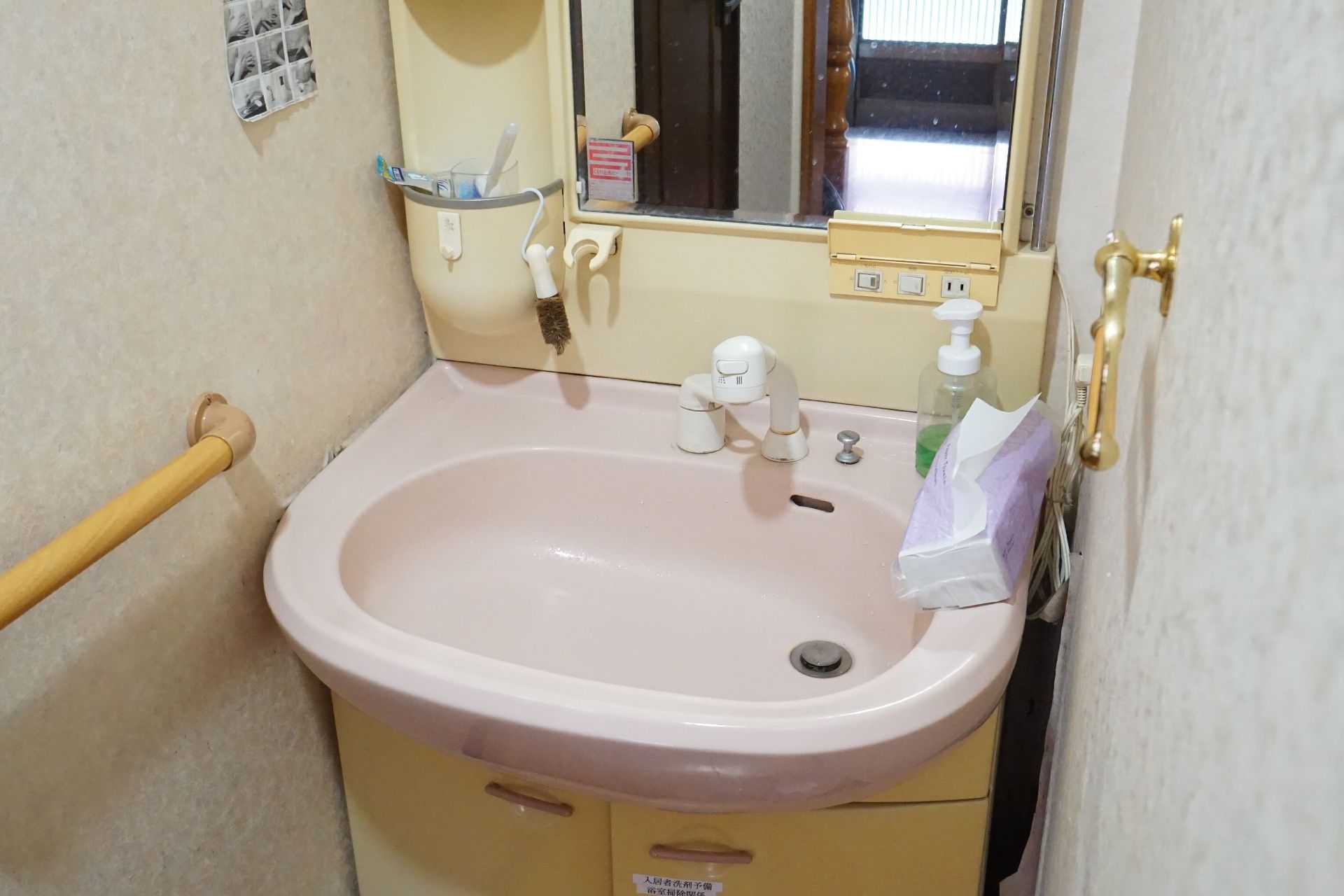 車椅子に乗車したまま利用でき、手すりも設置されている洗面台