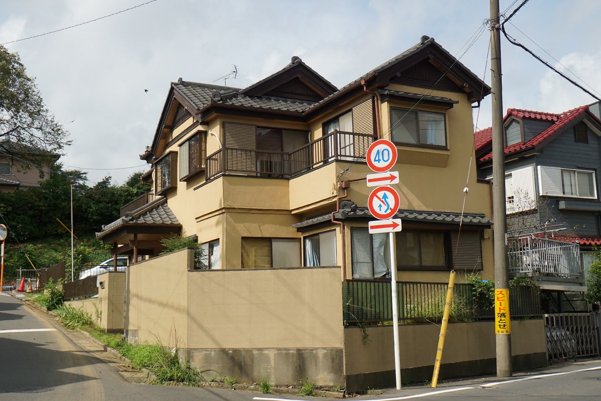 近隣に駐車場が設置されている介護施設の外観