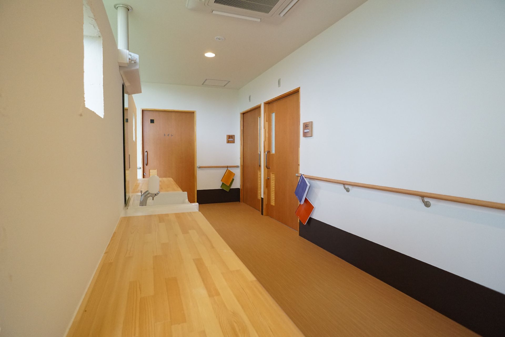 手すりを備えた廊下