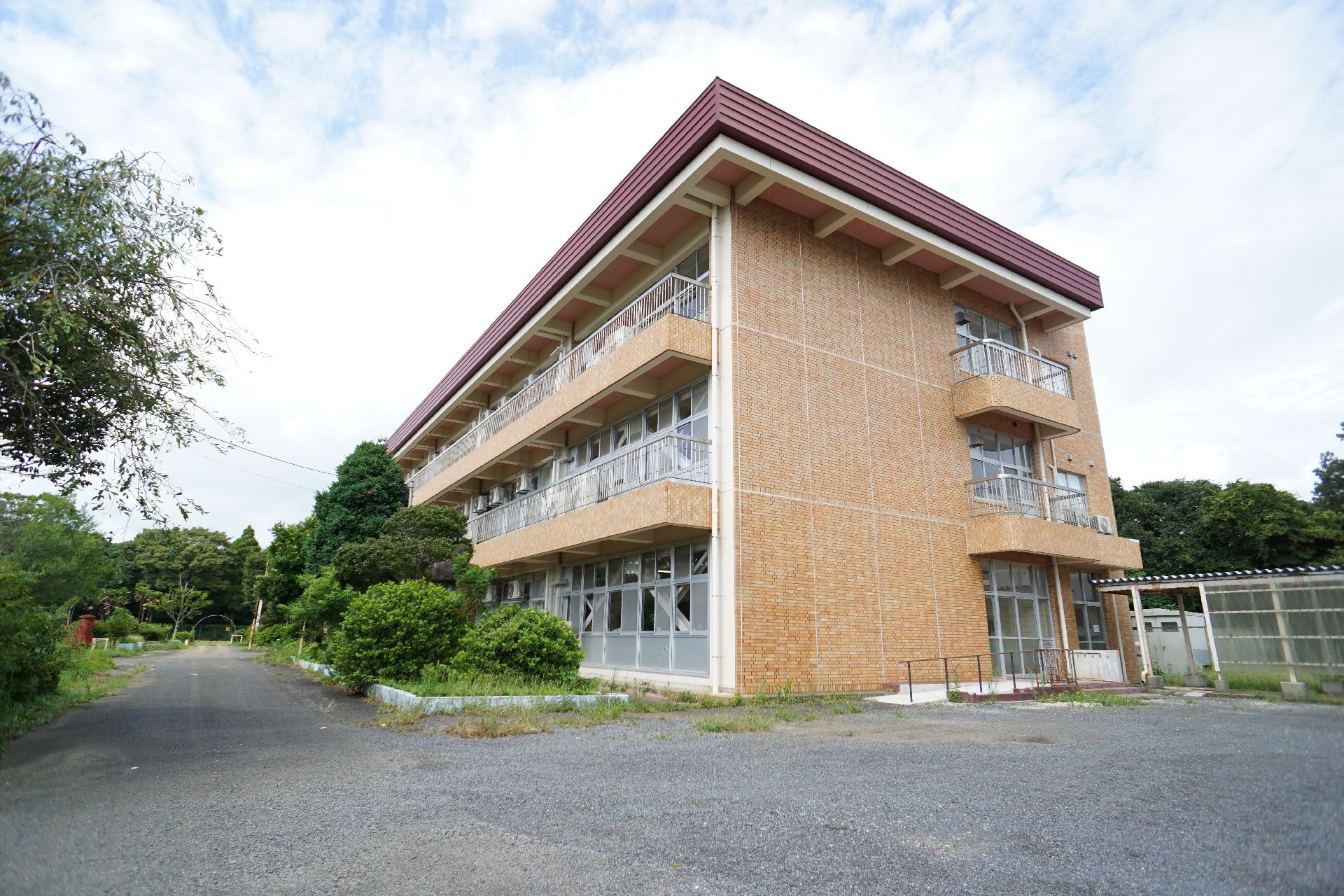 自然に囲まれた3階建ての施設