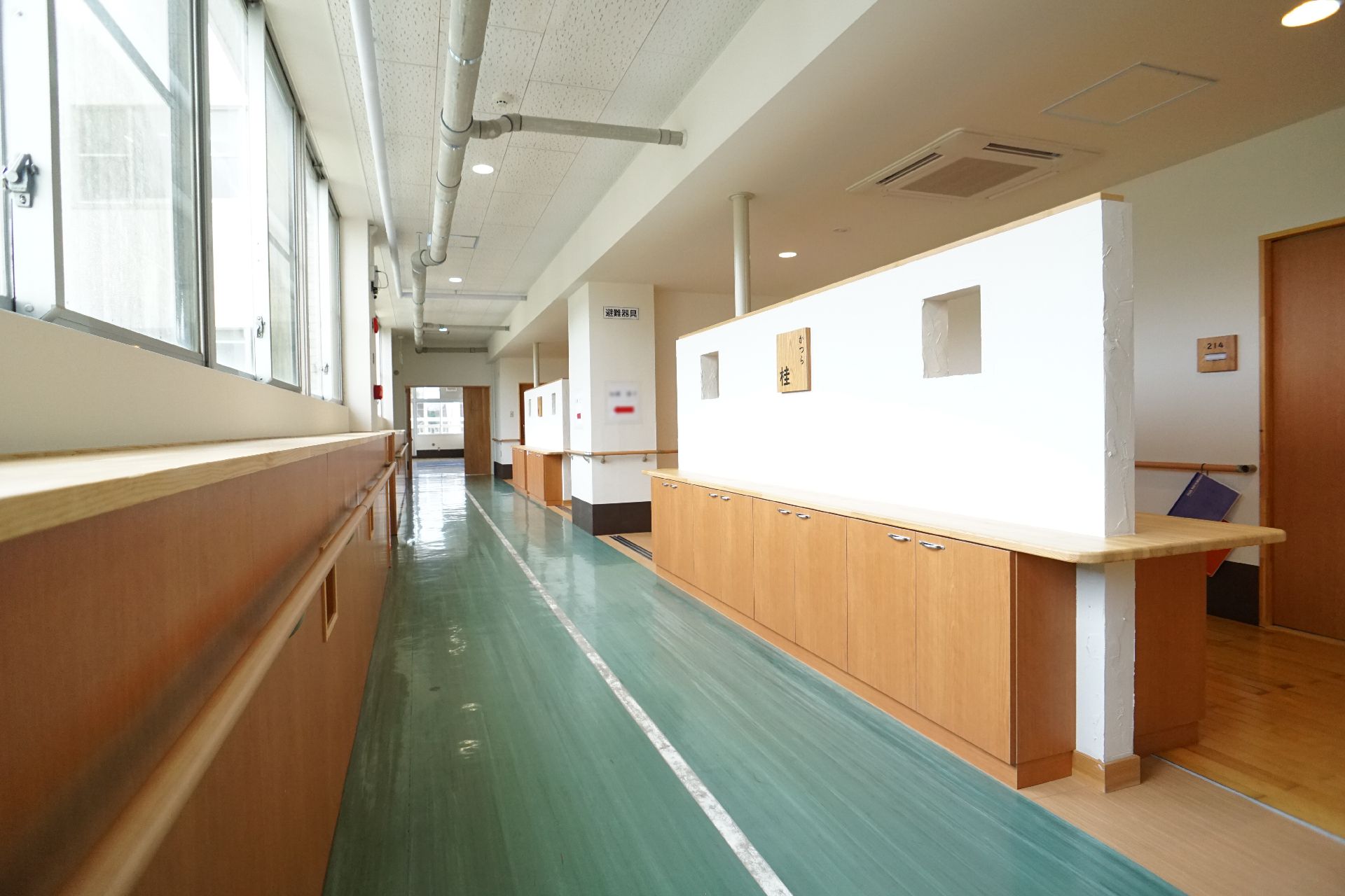 手すりを備えた廊下
