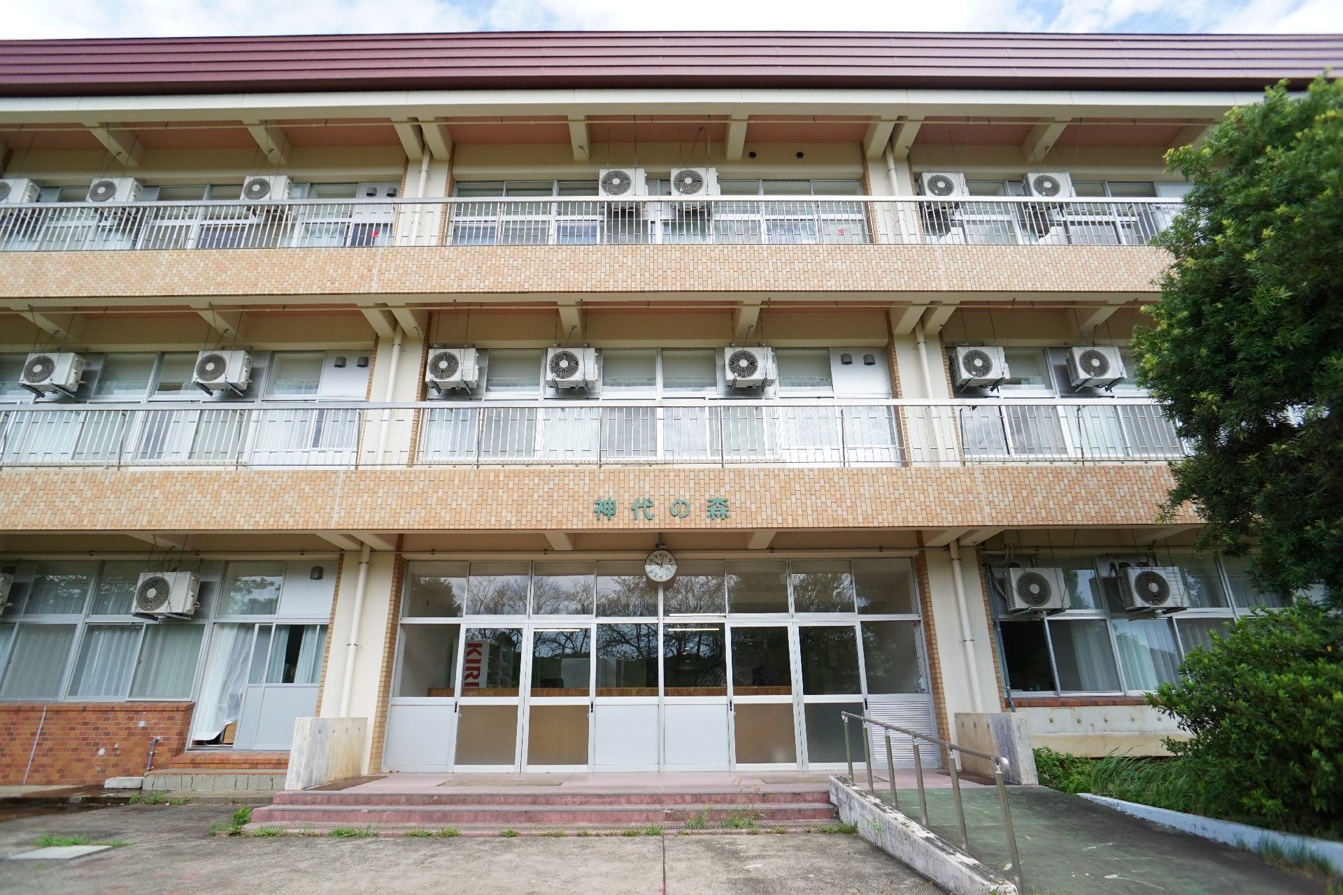 日当たりの良い3階建ての施設