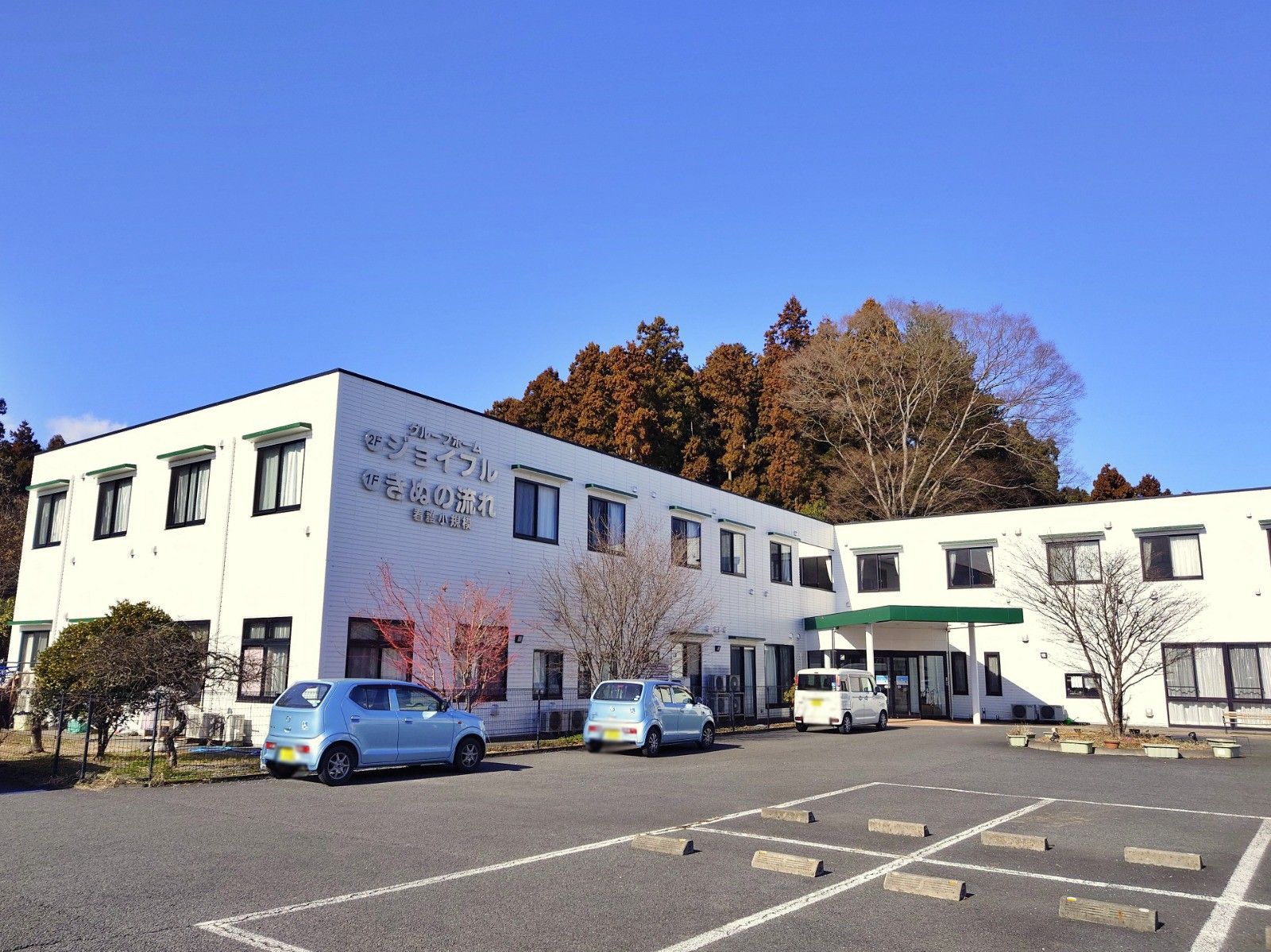 広い駐車場のある建物