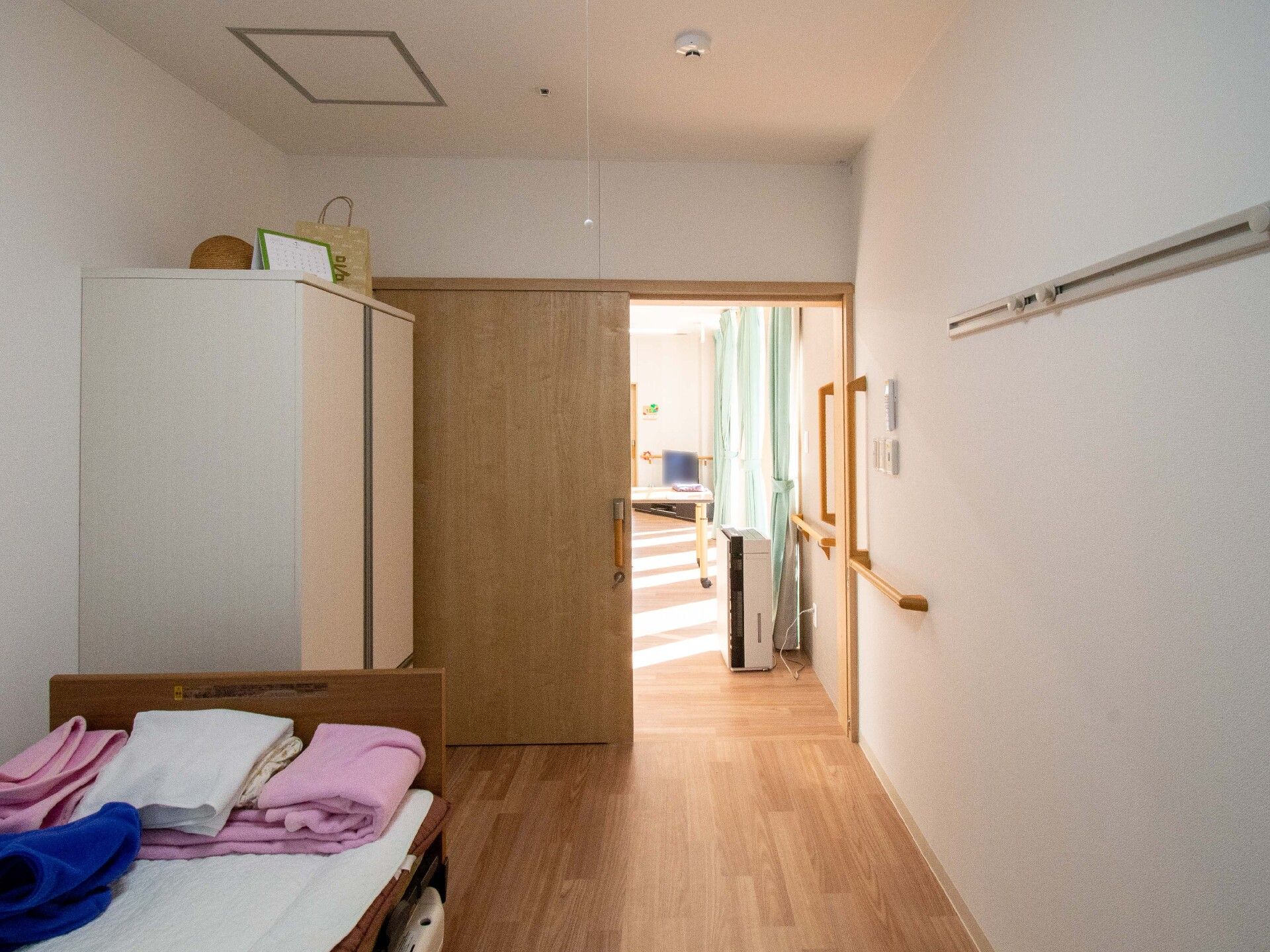 扉の近くに手すりが取り付けられている居室
