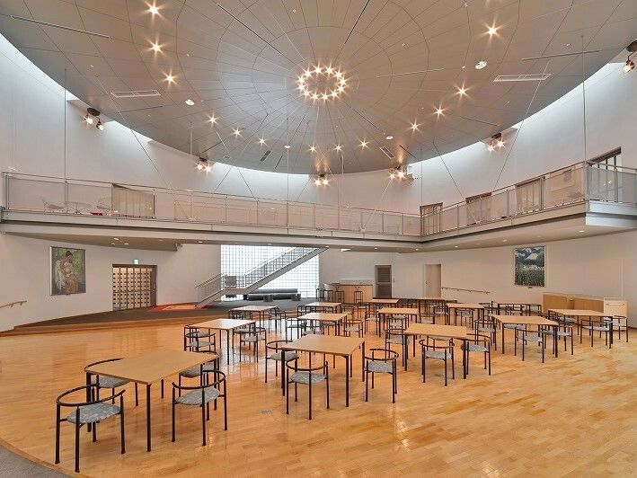 庭園の中にたたずむ本格的な造りの和風の建物。砂利道の突き当りには灯篭が設置されていて、上空には青空が広がっている。