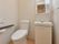 左側にはトイレと洗面所があり、手すりが付いている。