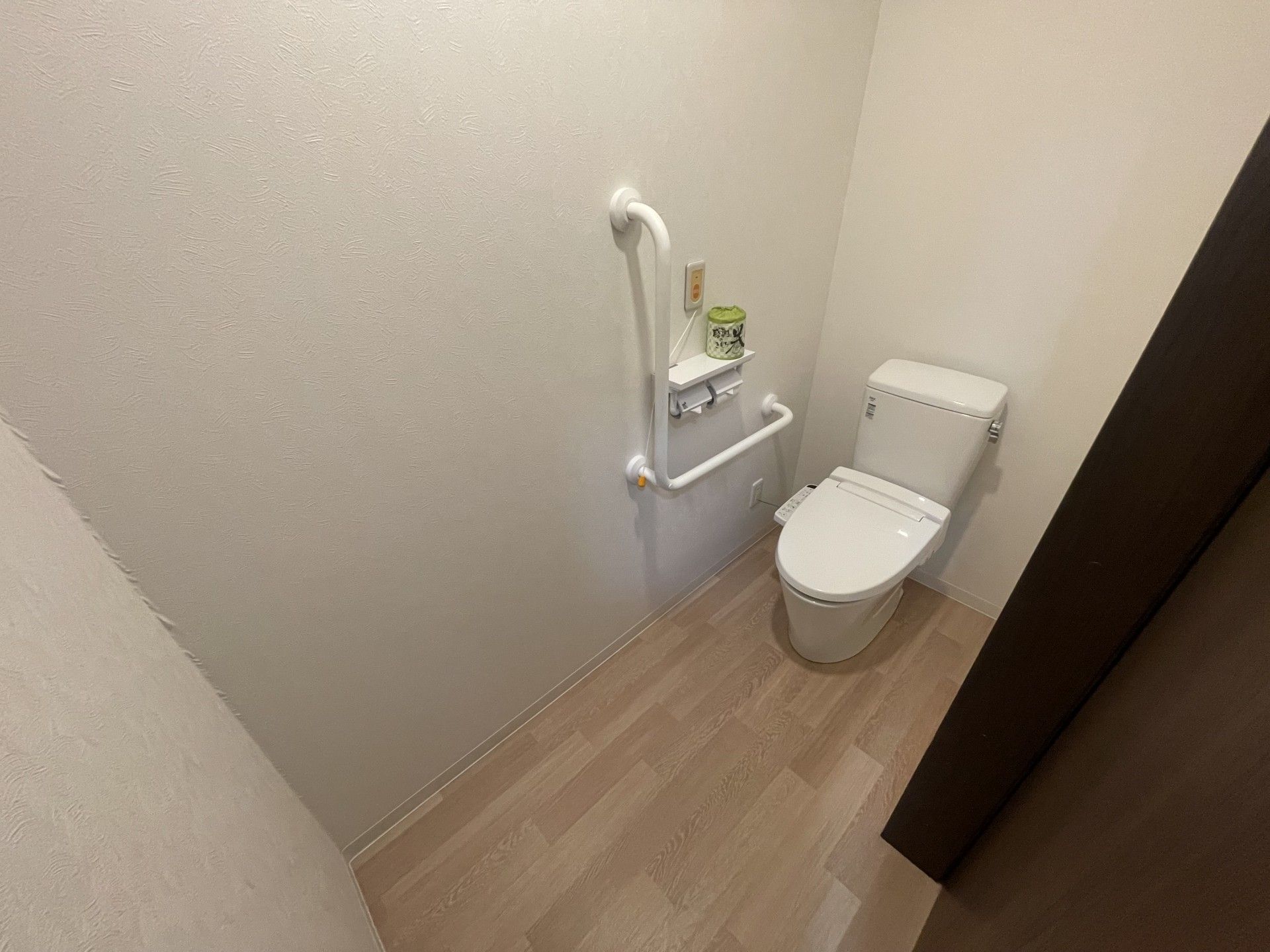 手すり付きのトイレ