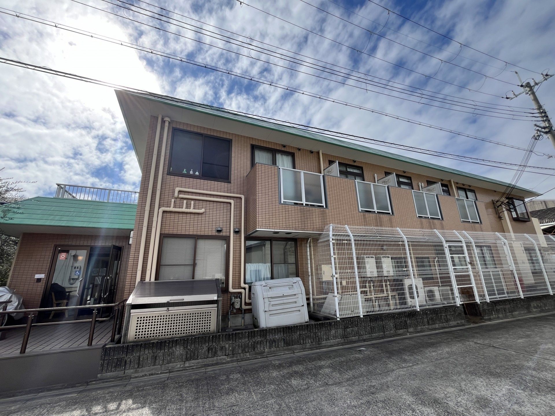 明るい外観の建物
