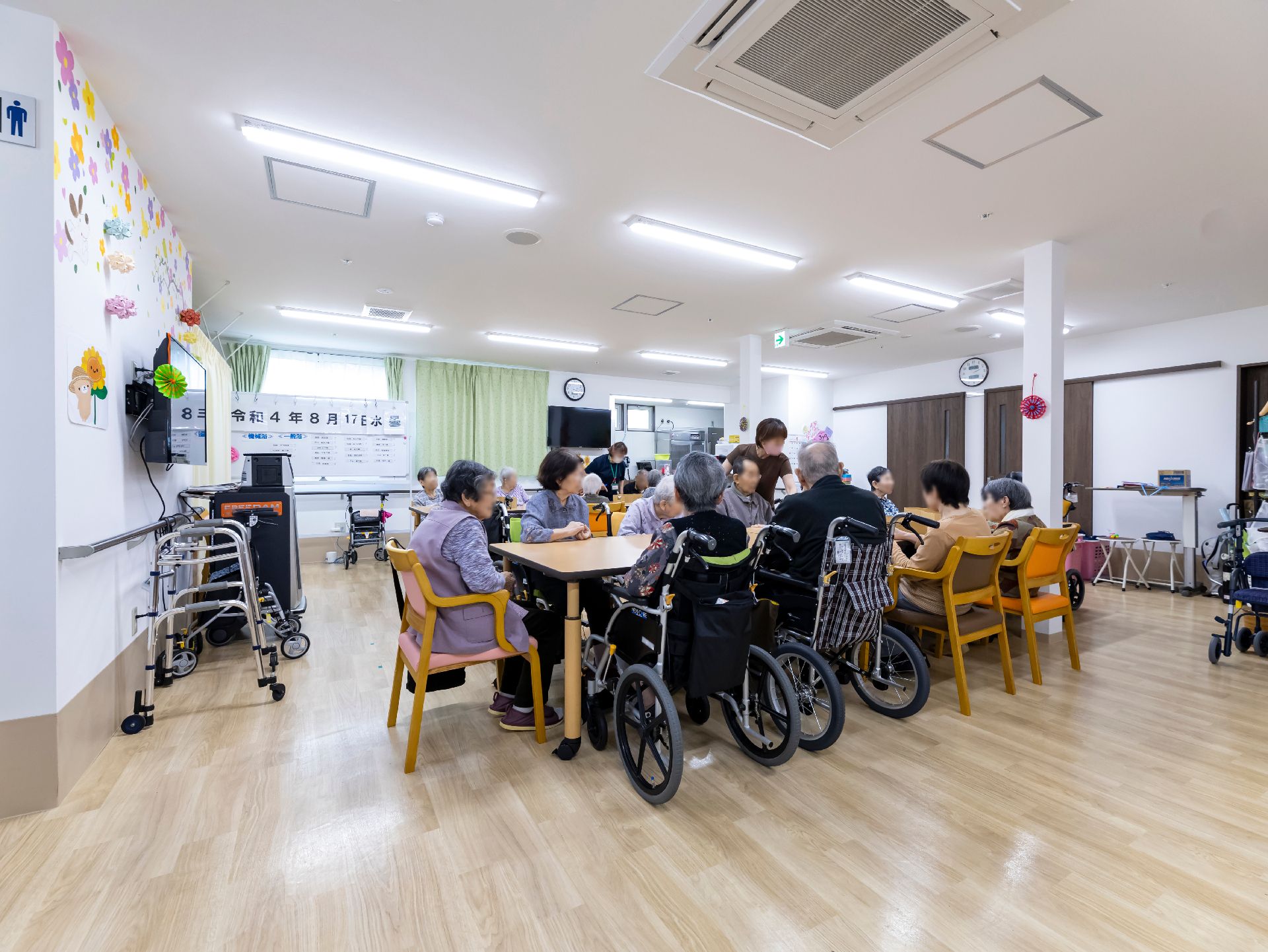 清潔感のある明るい空間に椅子やテーブルが設置