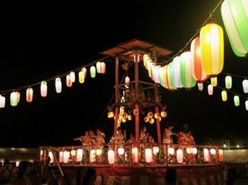 夜の盆踊り会場