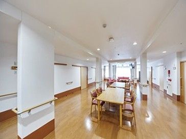 広いテーブルのある部屋