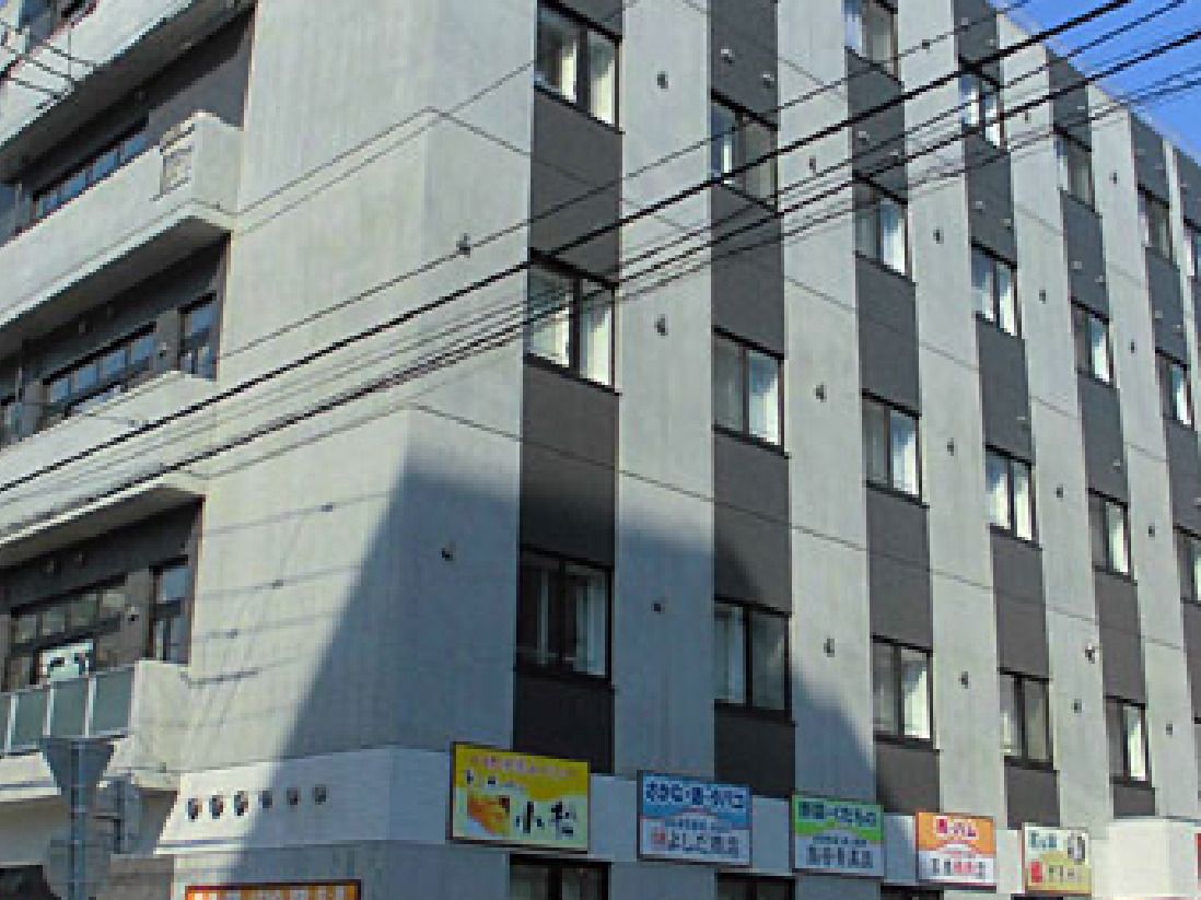 ケアグラウンド円山の外観を写した写真。鉄骨造の建物の外観