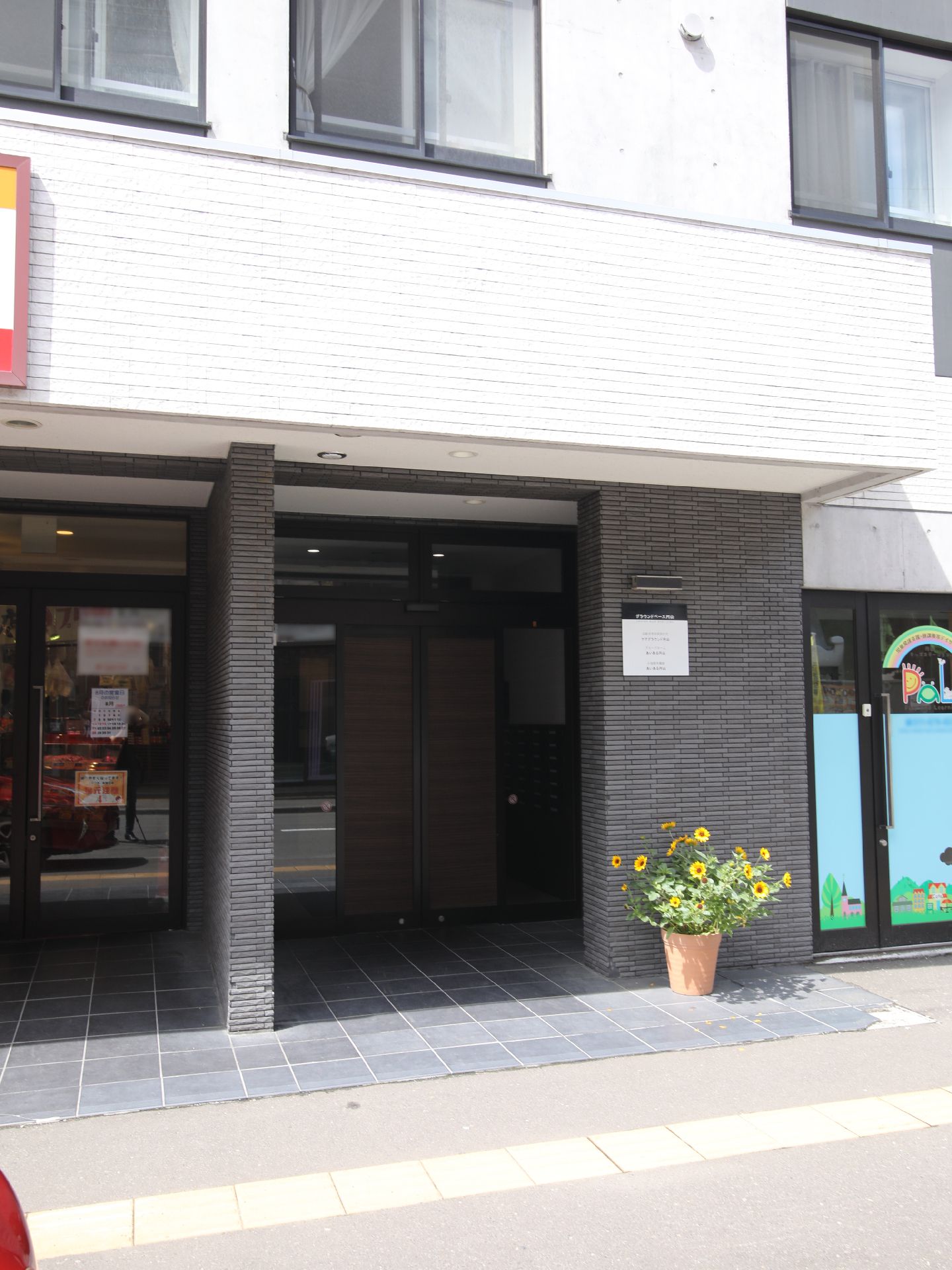 個室が用意された５階建ての施設