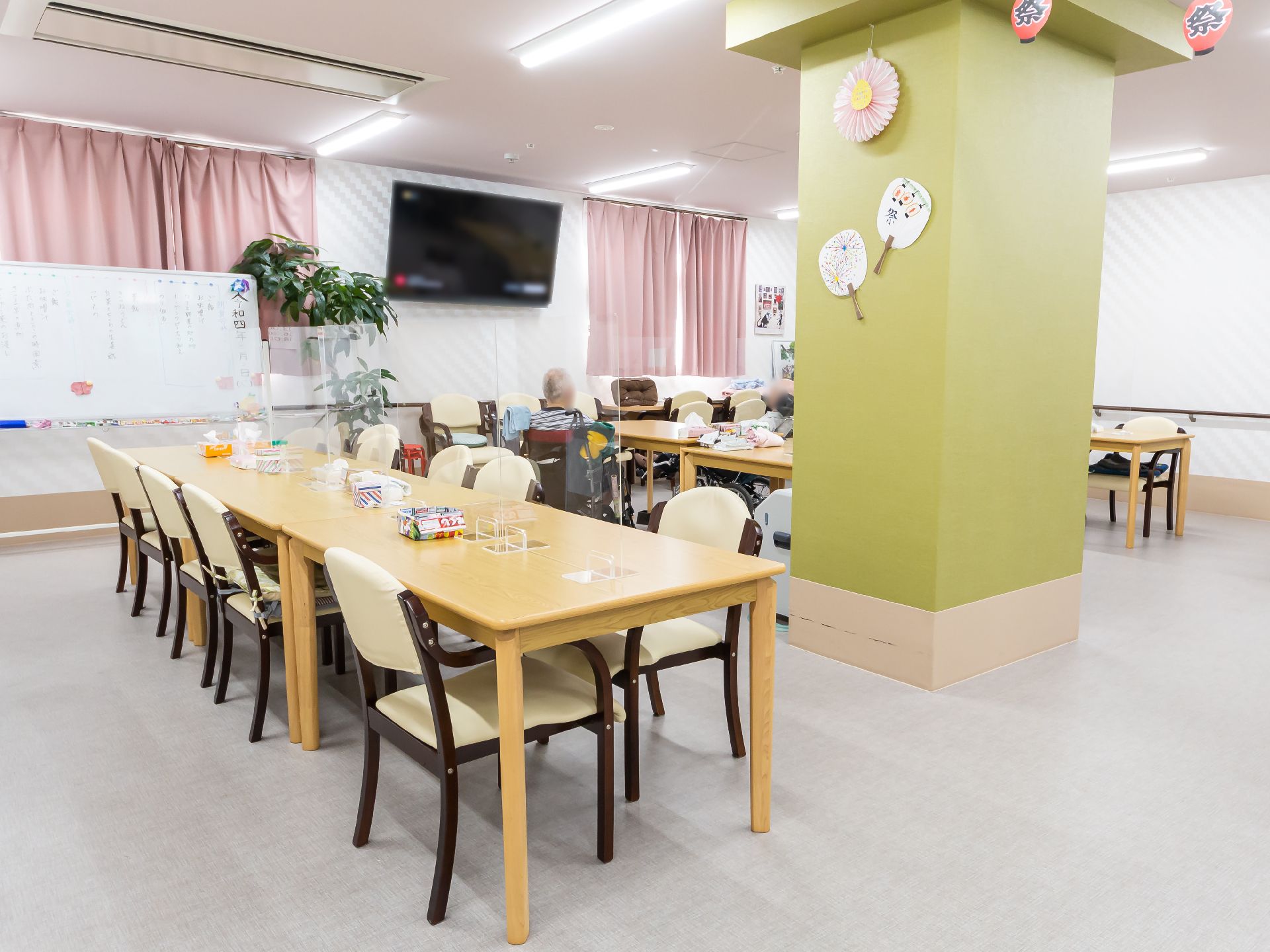 椅子とテーブルが設置されている共有スペース