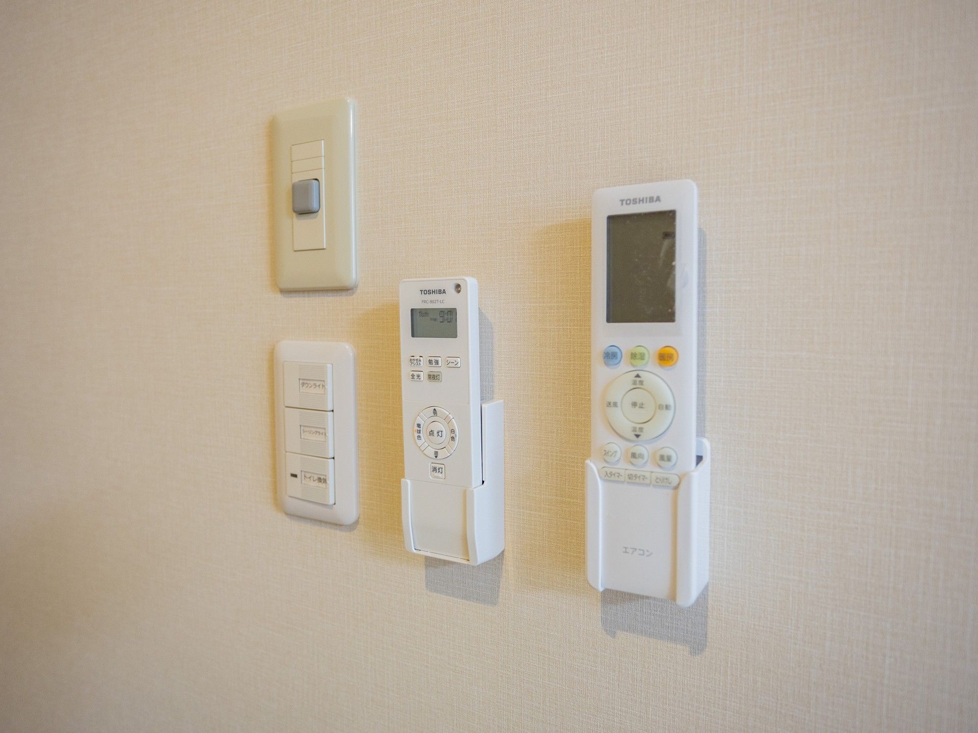 壁のリモコンとスイッチ
