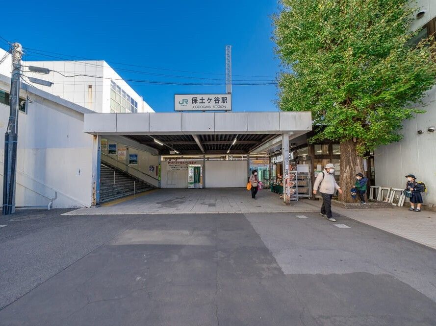 駅の構内にはあまり人がおらず、駅の外に数名の人が誰をかまっているような様子で立っている。