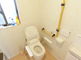 明るく清潔感のあるトイレ設備