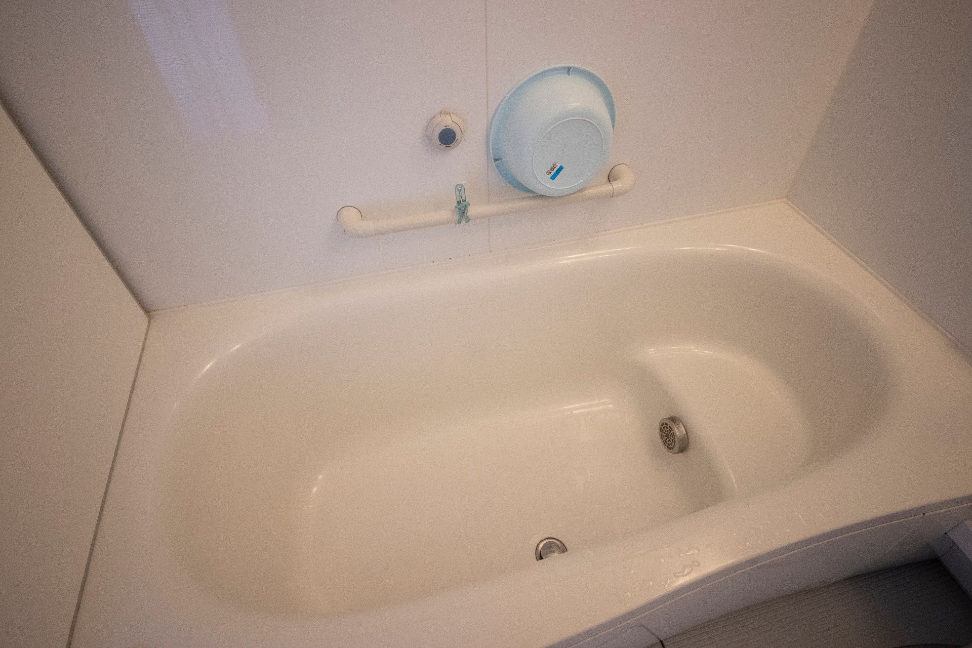 手すりを備えた浴槽