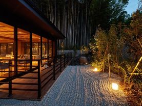 枯山水庭園が食堂の外に設置されていて、夜になるとライトアップされ趣がある。食堂の灯りは暖色系で明るすぎない。