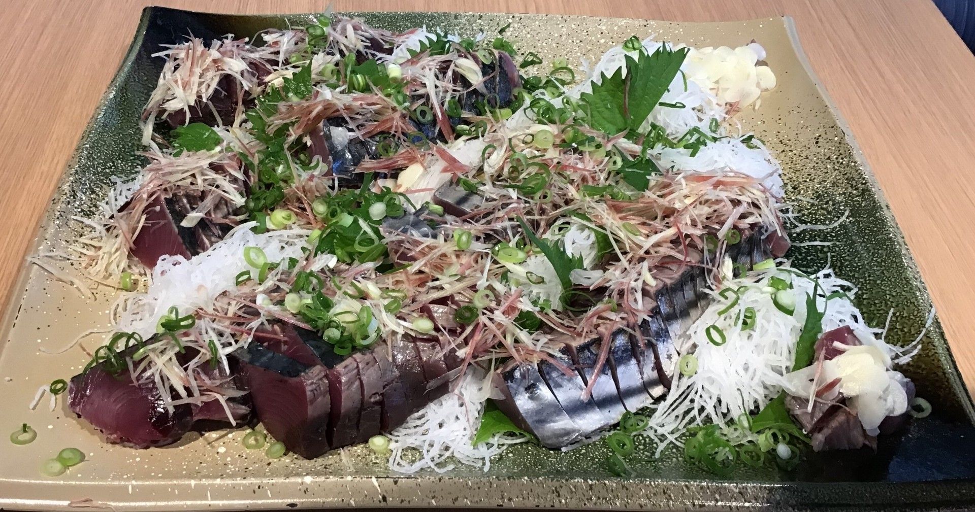 新鮮な刺身の盛り合わせ