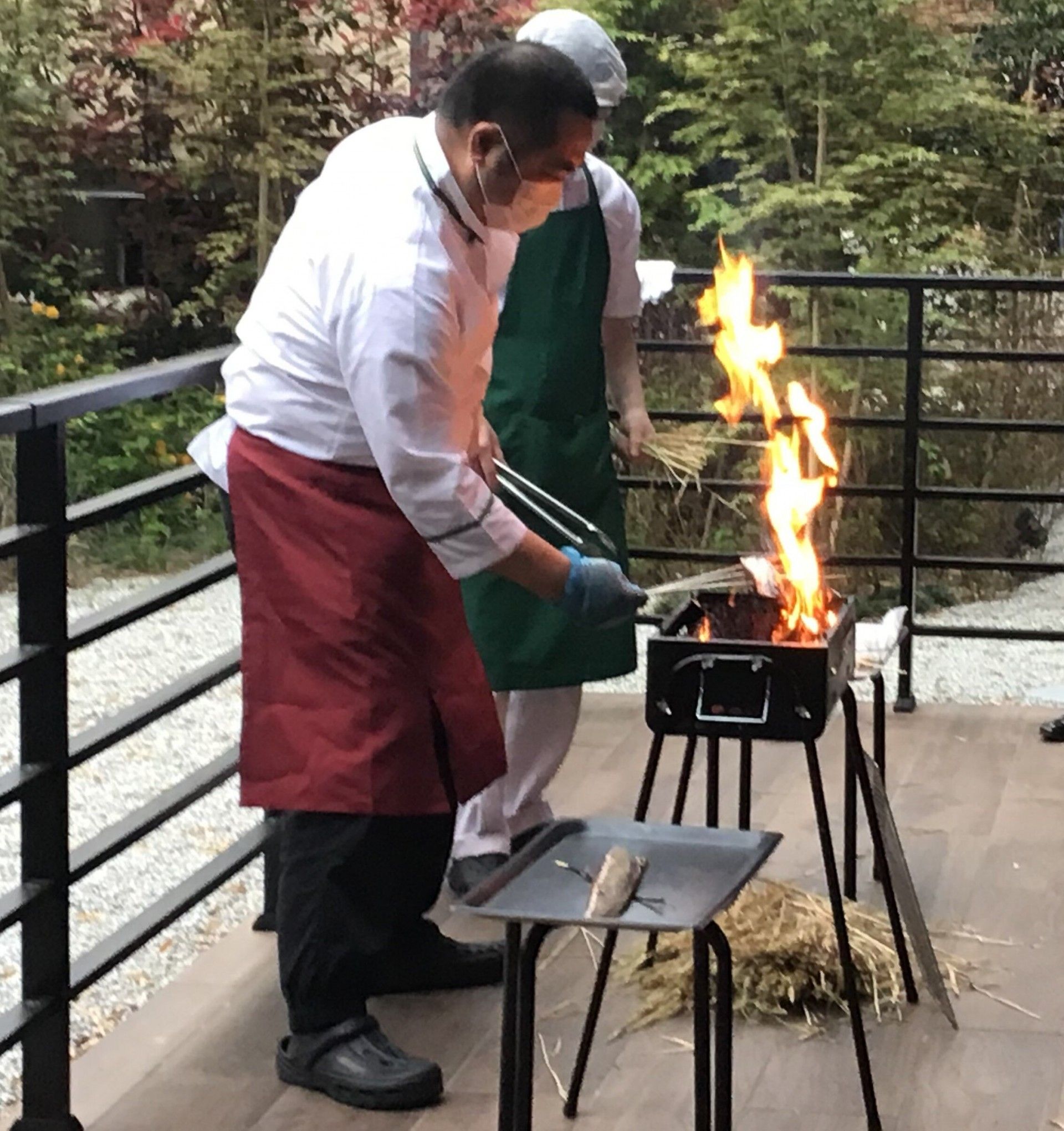 屋外での調理風景