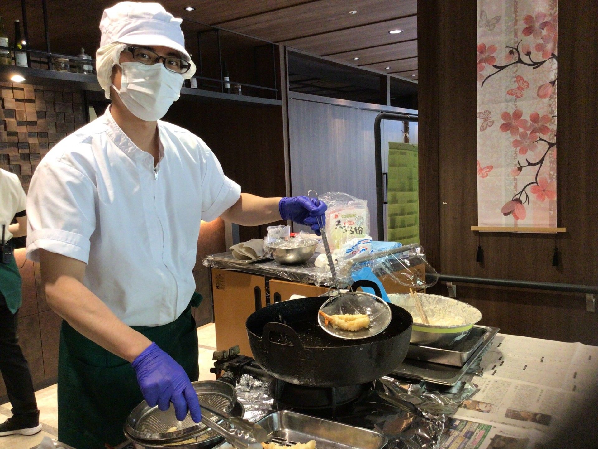 調理中のスタッフの様子