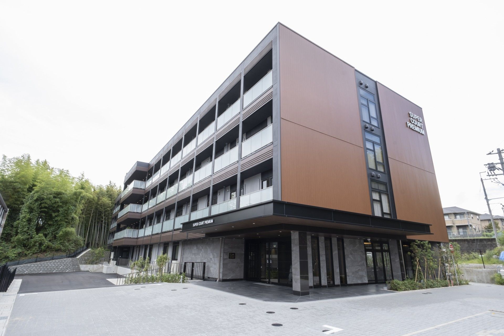 落ち着いた外観の建物