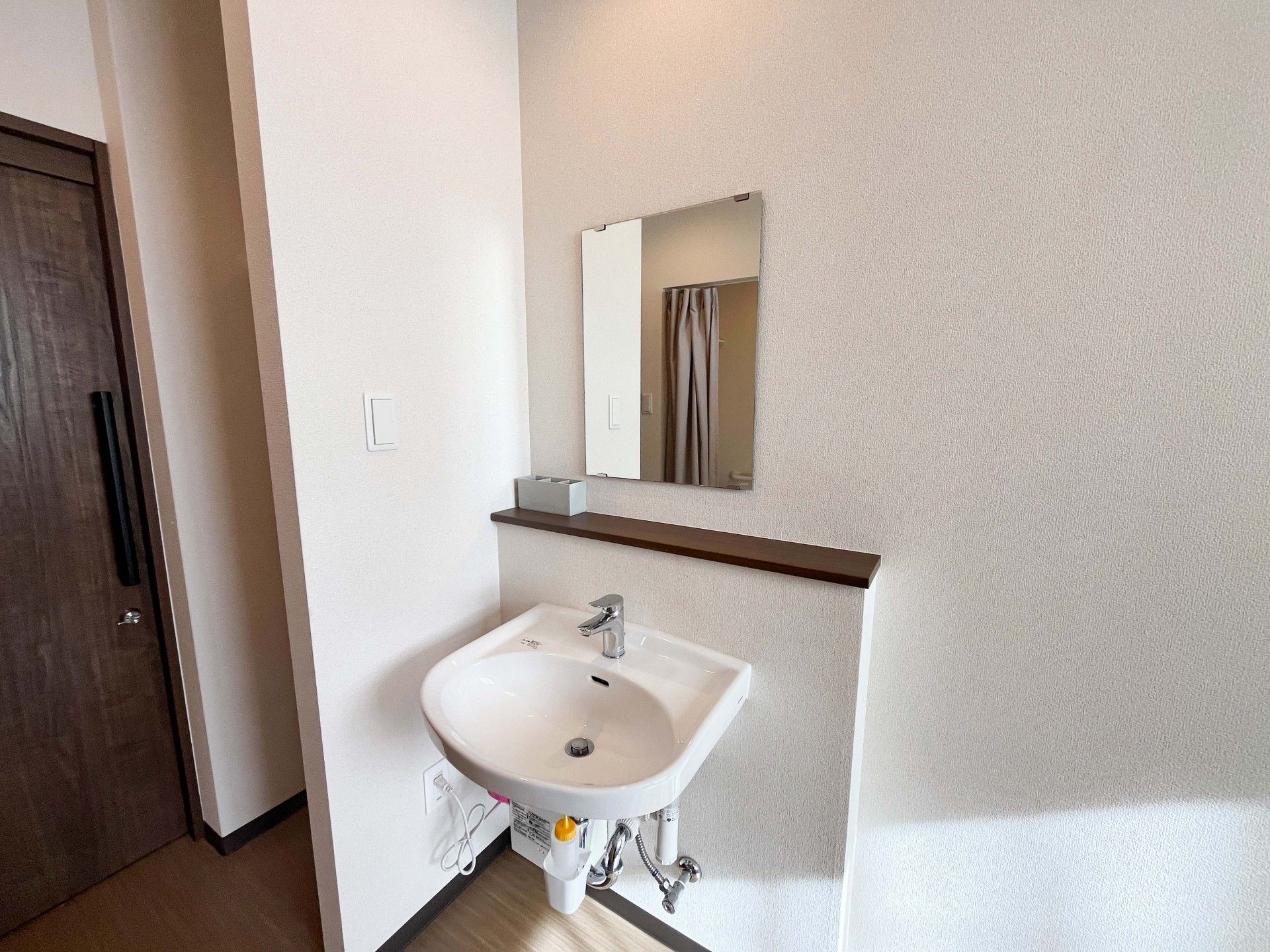 洗面台と鏡のある空間