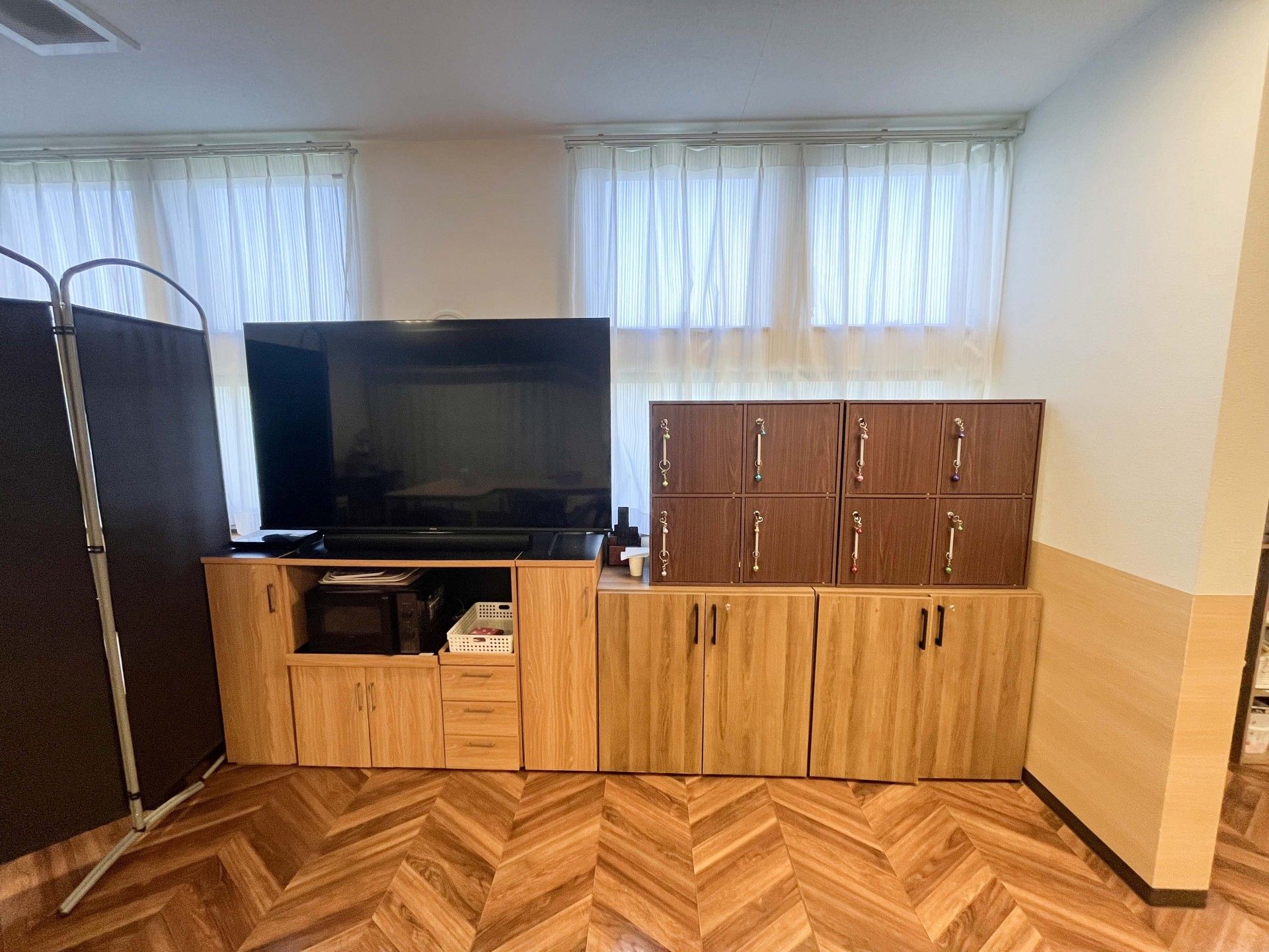 テレビと収納棚のある部屋
