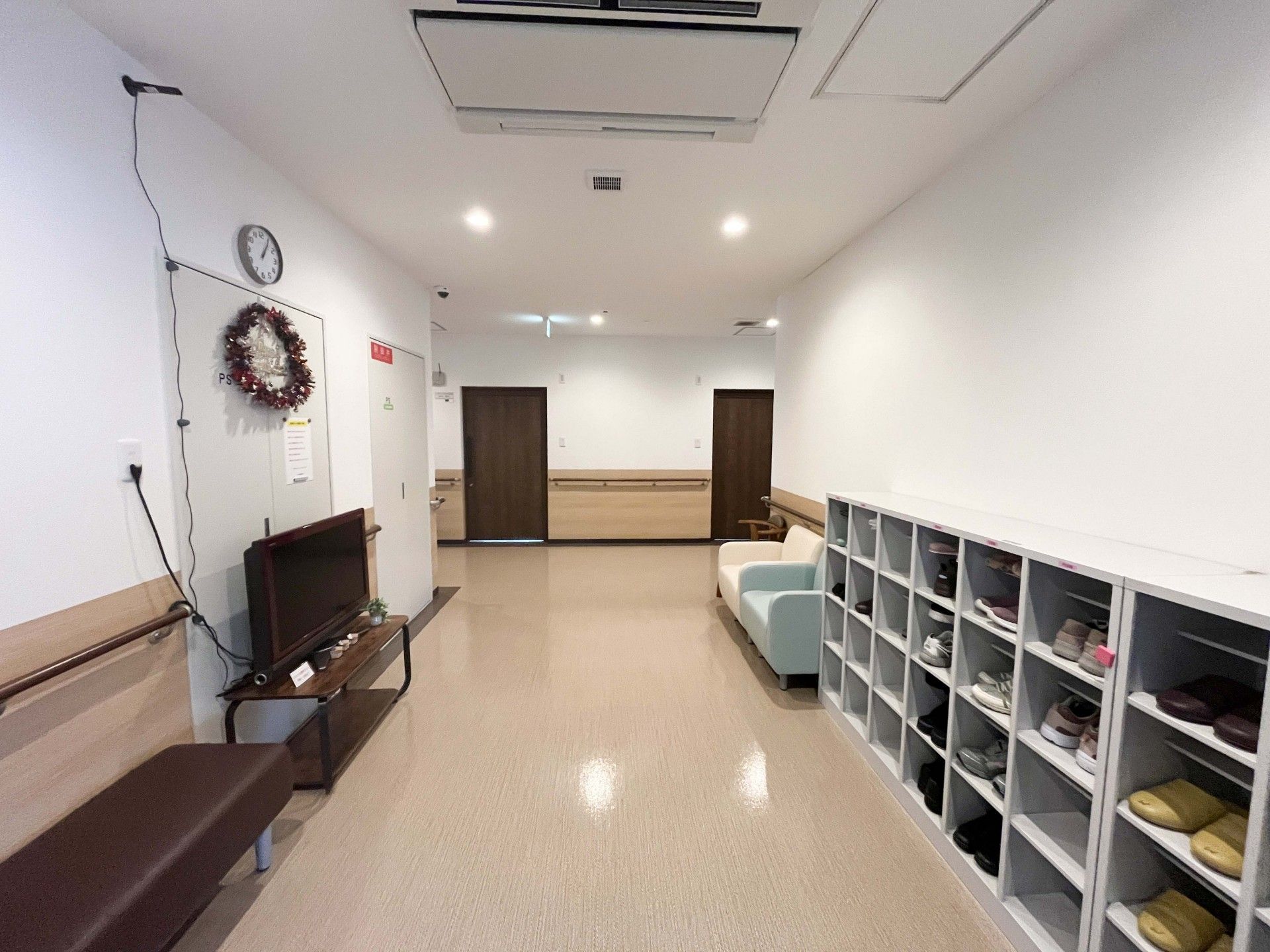 靴箱とベンチのある廊下