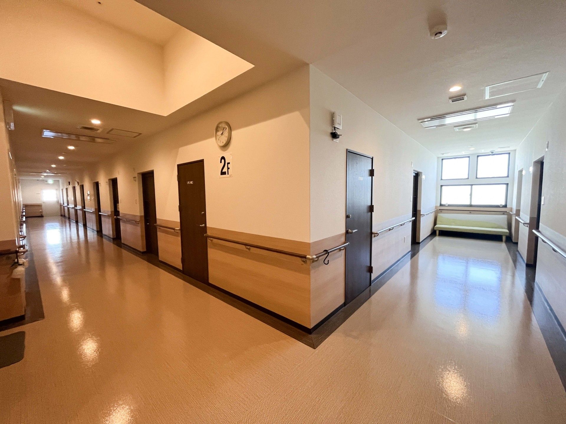 明るい廊下の様子