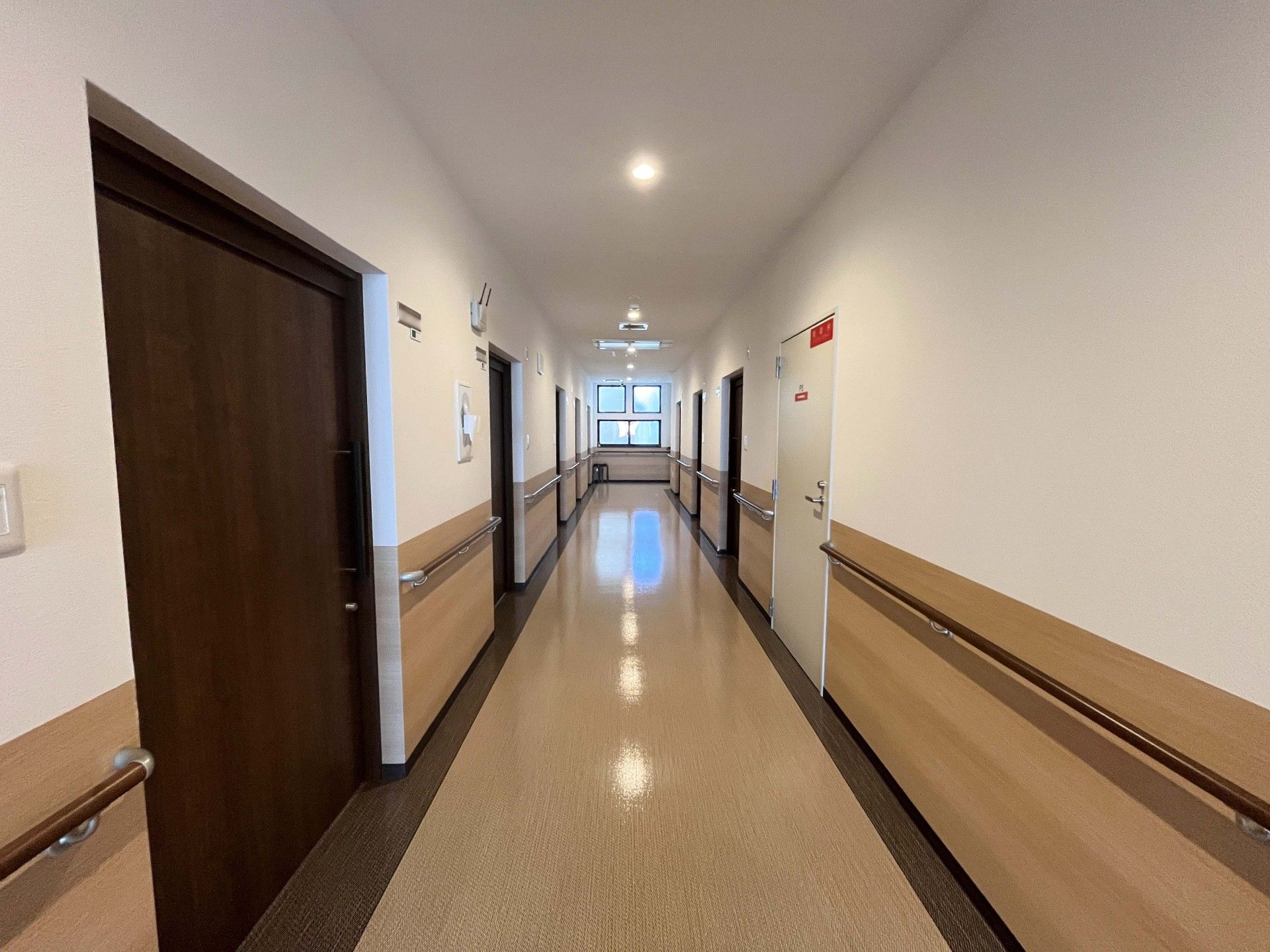 手すり付きの長い廊下