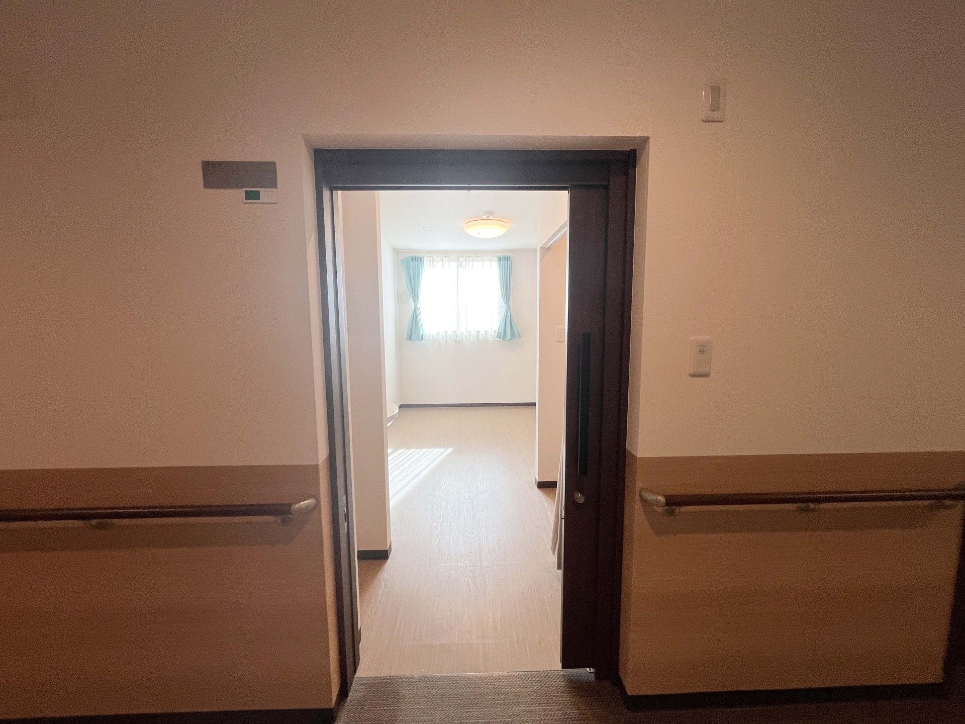 明るい部屋の入口