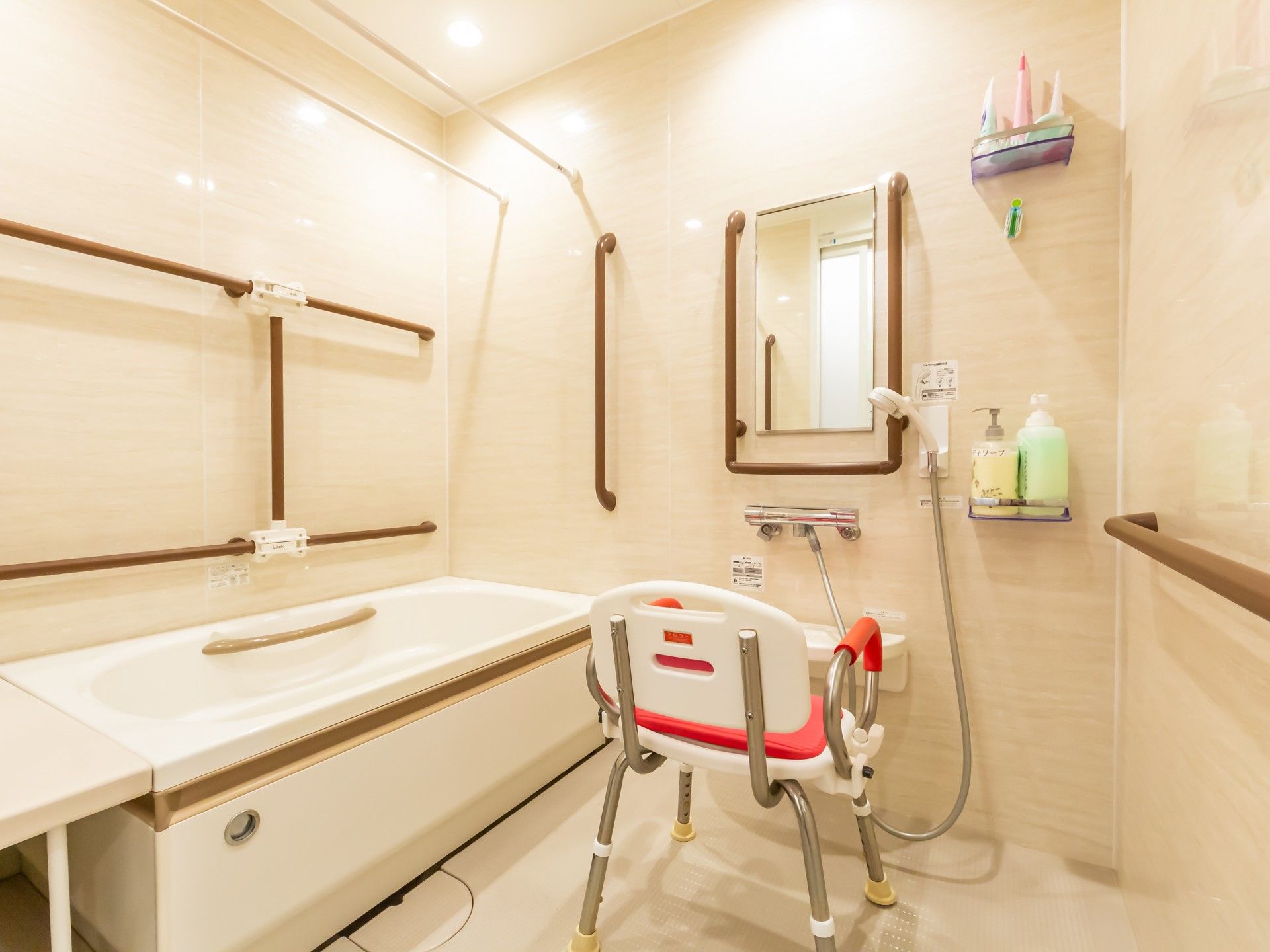 手すり付きの浴室