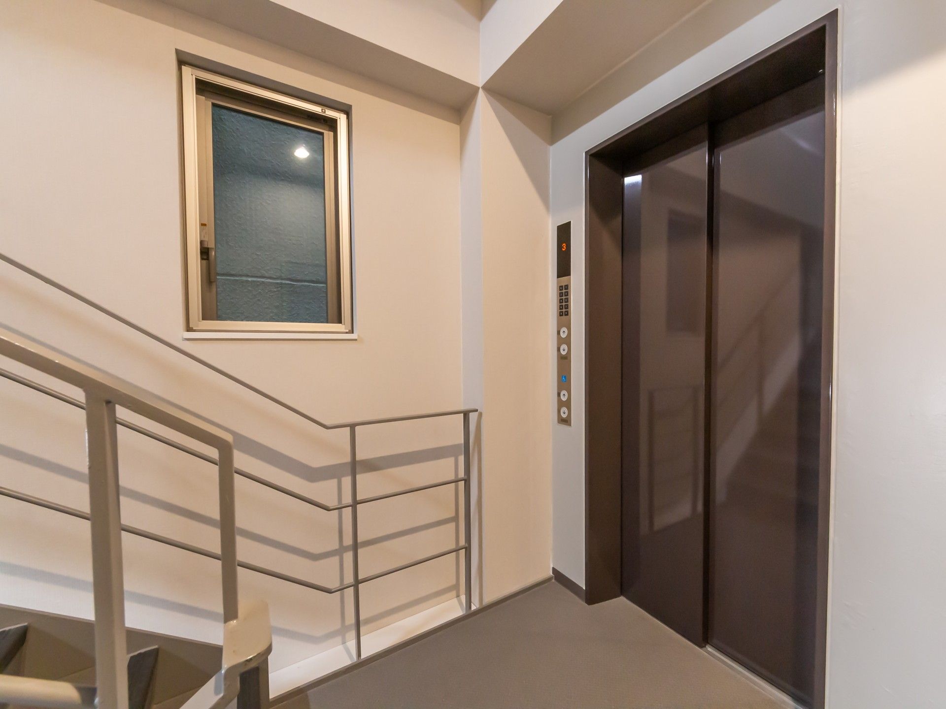 エレベーター前の階段