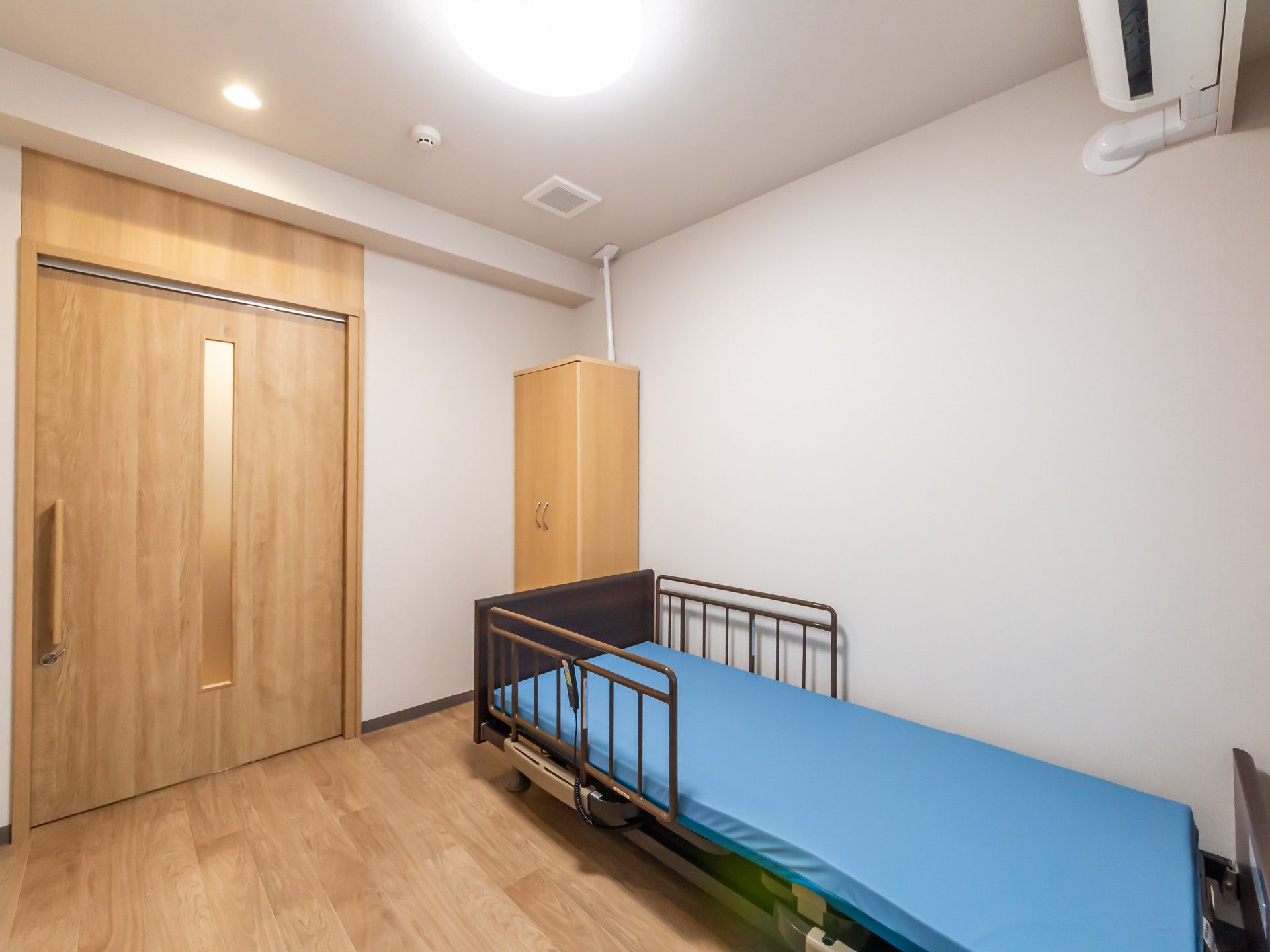 シンプルな個室の一角