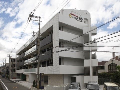 プレザンメゾン東淀川大隅の外観。大きな駐車場を完備しておりますので、毎日お気軽にご来訪いただけます。