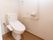 居室には洗浄機能付きの洋式トイレが設置されている。スペースが広く、車椅子対応となっている。緊急用ボタンおよび手すりの設置もある。