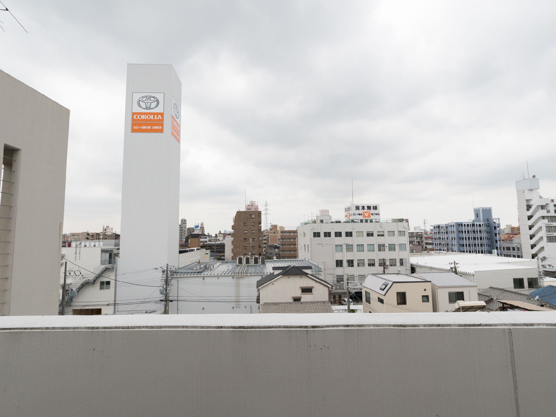 車販売店など、施設よりも高い建物がいくつか見えるが、隣接はしていないため、屋上からの視界は遮られることはない。