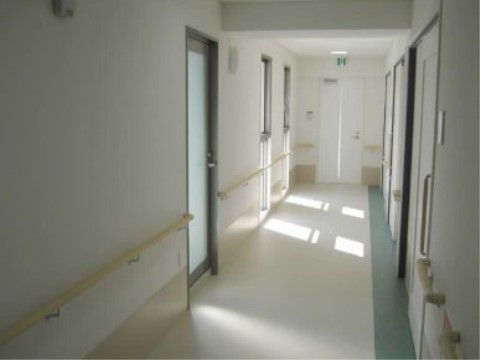 たのしい家 東淀川大隅の廊下。車椅子でのすれ違いも安心して行える広い通路幅を持った廊下です。